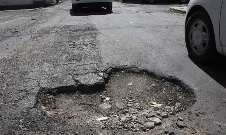 Gobernador critica al Ayuntamiento capitalino por desatender baches