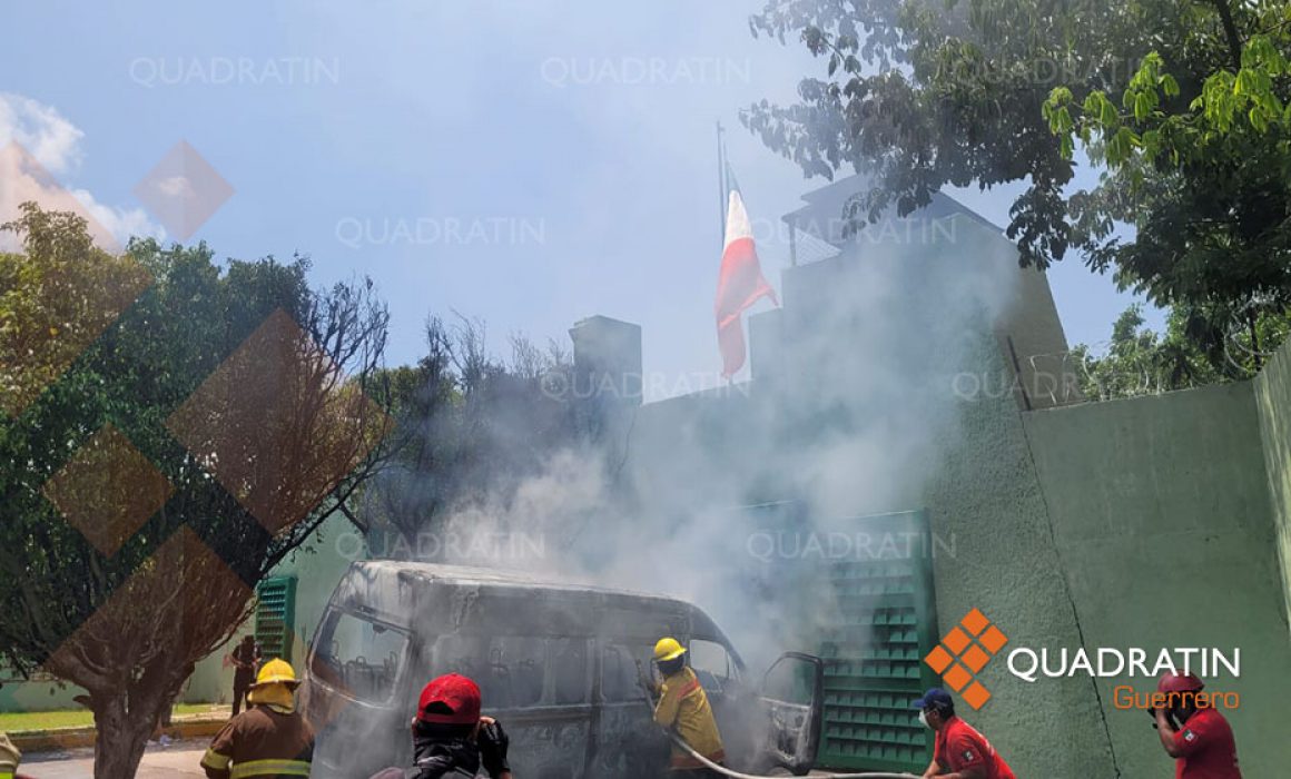 Normalistas De Ayotzinapa Lanzan Petardos Al Cuartel Militar De Iguala ...