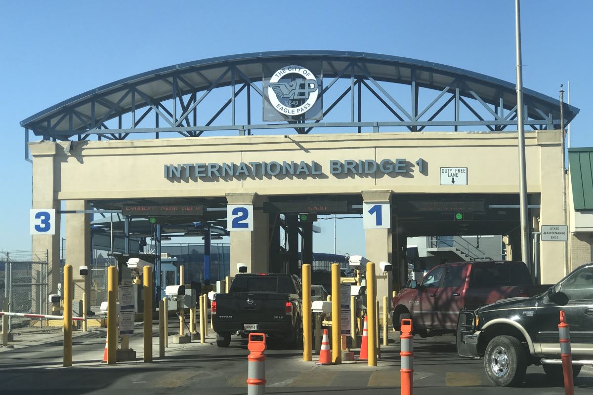 Migrantes provocan cierre de puente internacional de Eagle Pass ...