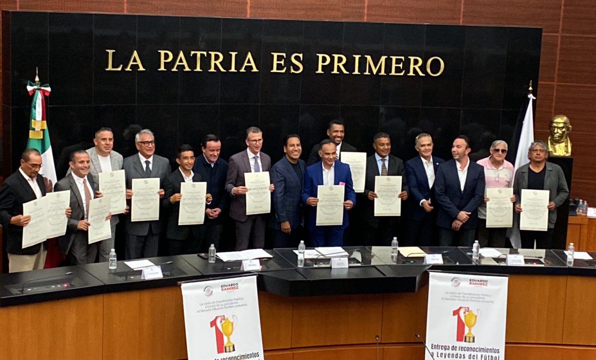 Hacen cancha en el Senado para homenajear a leyendas del futbol ...