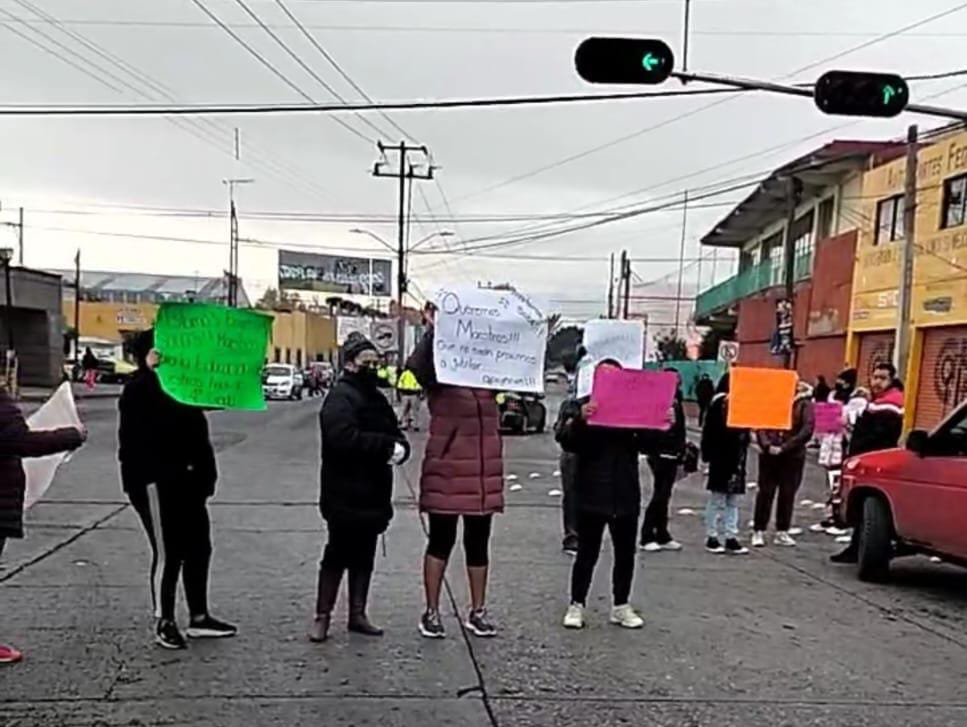 Protestan padres por falta de maestros y fallas en plan académico ...