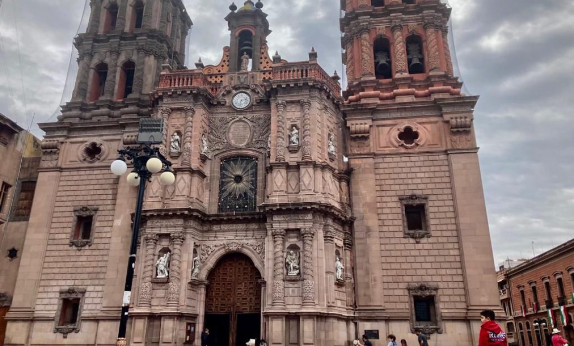 Un vecino de Tui recrea cada detalle de su Catedral con una maqueta de  piezas de Exin Castillos - Metropolitano