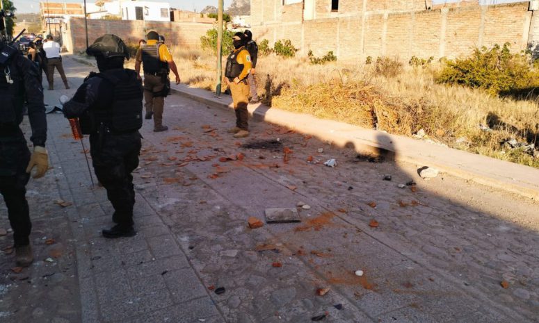Lanzan bombas molotov a policías municipales de Guanajuato; 11 detenidos