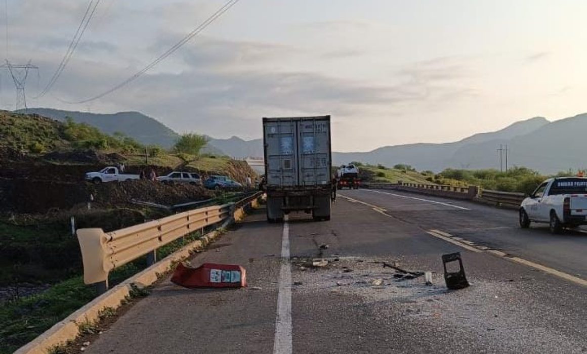 Choque de tráiler y autobús deja 7 lesionados en la Siglo 21, Michoacán ...