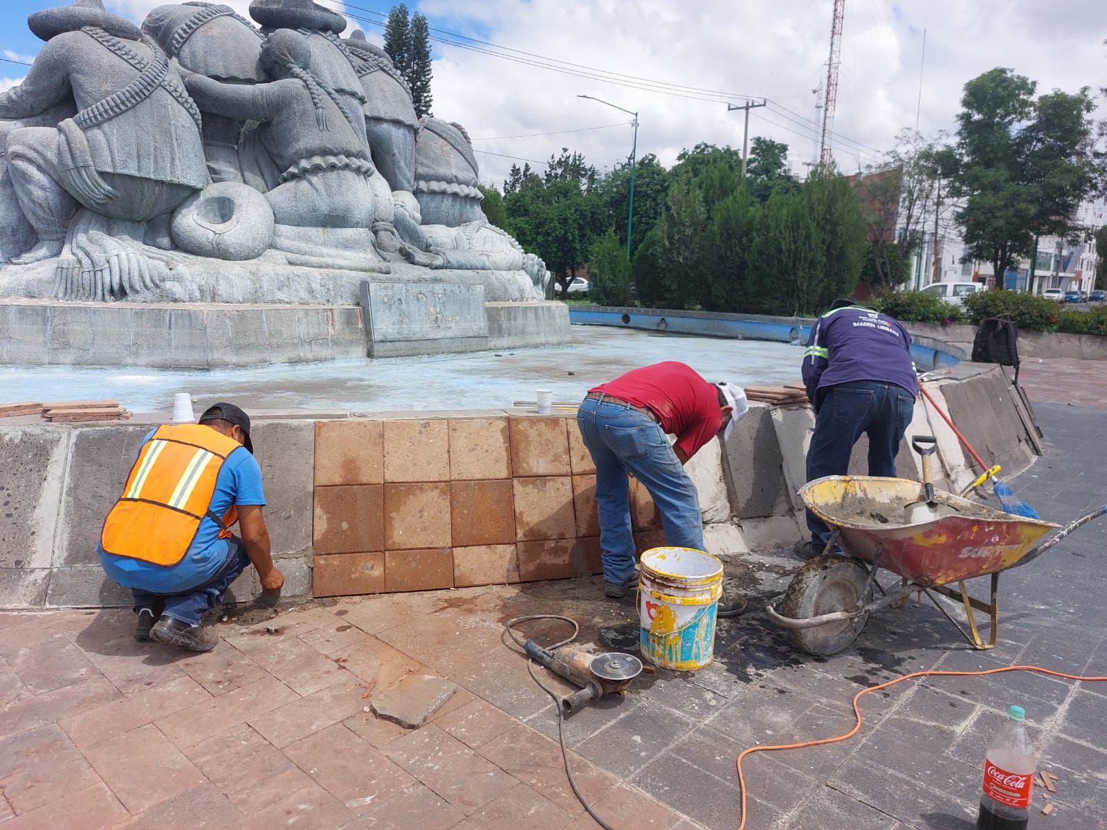 Sustituye Ayuntamiento cantera dañada en Monumento a la Revolución ...