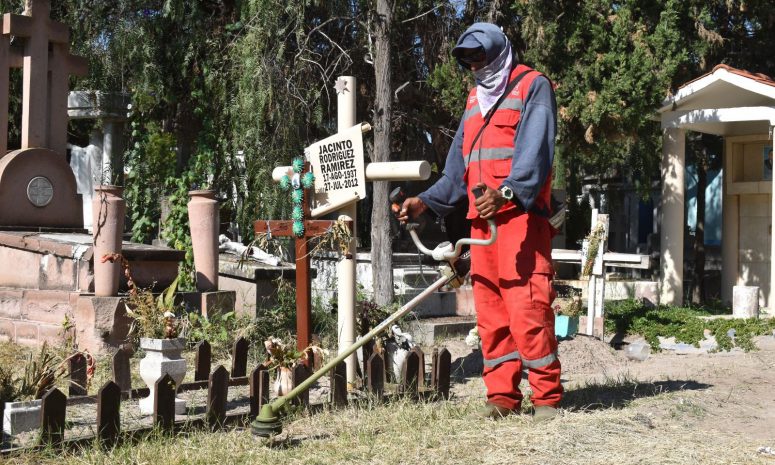 Continúa Ayuntamiento preparativos en panteones de la capital potosina