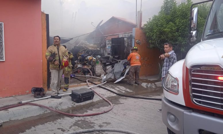 Sofocan incendio en taller mecánico y recicladora en SLP