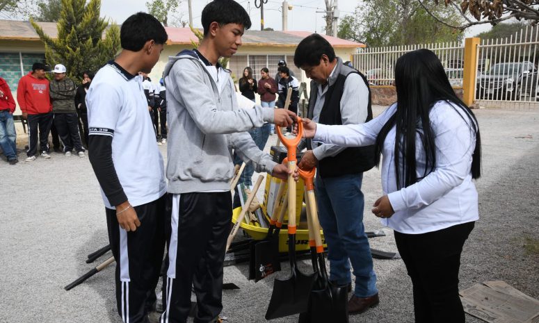 Entregan equipo a estudiantes del CBTA en Soledad