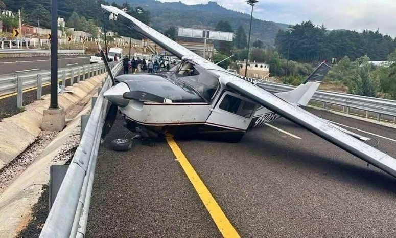 ¡De película! Avioneta aterriza de emergencia en carretera de Hidalgo