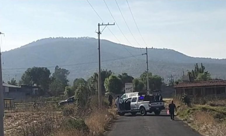 Tiran cadáver de mujer envuelto en una lona, en Michoacán