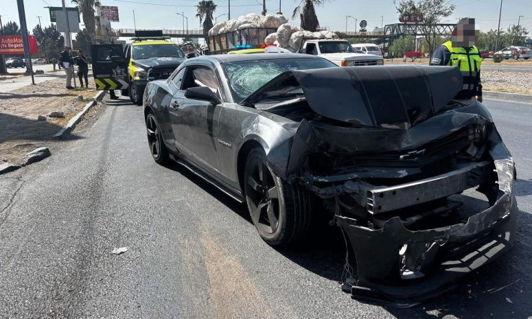 Maleantes chocan un Camaro en carretera 57, roban otro auto y luego huyen