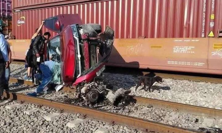 Tren arrastra vehículo de conductora de Uber en Villa de Reyes