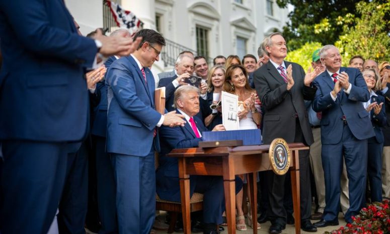 Anuncia Trump fondos a ICE para la mayor deportación de la historia