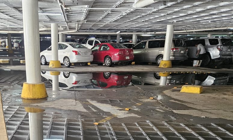 Invaden aguas negras estacionamiento del mercado República