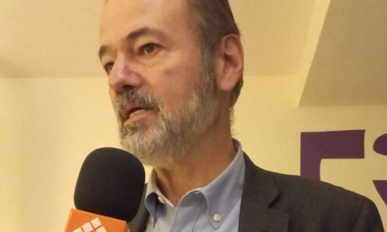 Si el periodismo no se reinventa, la IA lo devorará: Juan Villoro