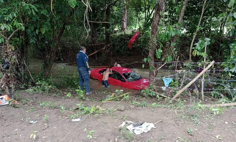 Vehículo es arrastrado por corriente en Tamazunchale