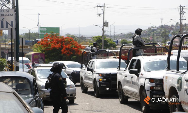 Dejan 3 cuerpos ensabanados en un coche en Acapulco