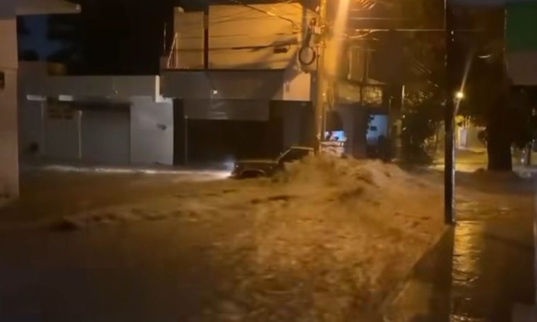 Tromba provoca severas inundaciones y apagones en Matehuala y la Huasteca