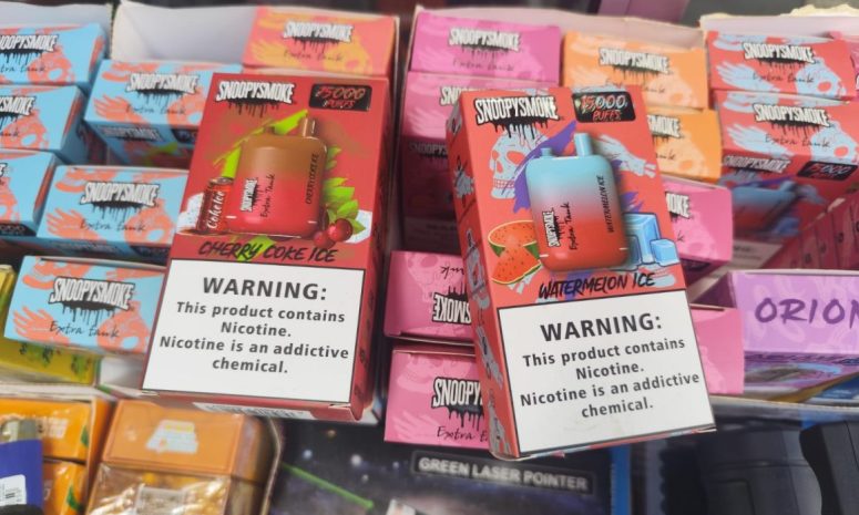 Universitarios y ambulantes sostienen la venta de vapeadores en Puebla