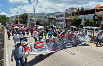 Marchan más de 2 mil maestros - Noticias de San Luis Potosí