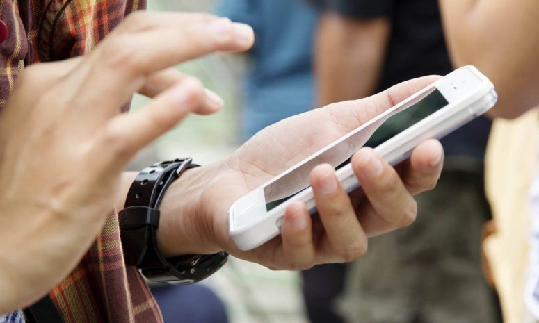 Escuelas particulares ya restringen celulares en aulas