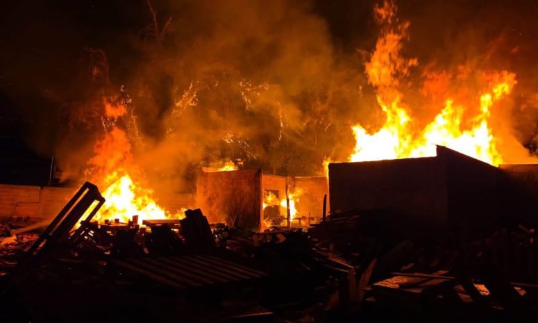 Incendio afecta tarimera durante la madrugada en Villa de Pozos