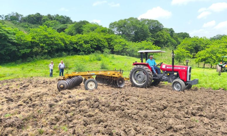 Campo potosino suma tractores, ganado y recursos contra plagas