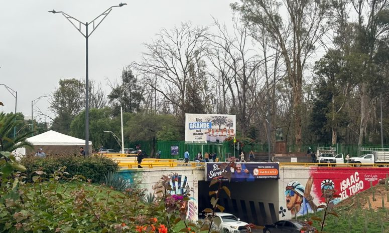 Trabajadores del Hospital Central bloquean glorieta González Bocanegra