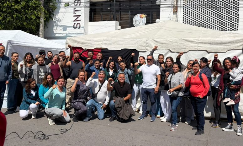 Rechazan trabajadores del IMSS aumento del 8% y mantienen plantón