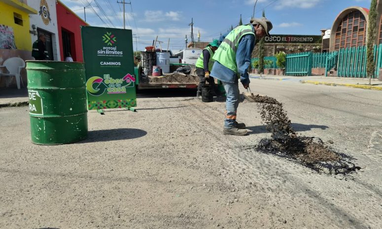 Realizan bacheo y mantenimiento de espacios públicos en SLP