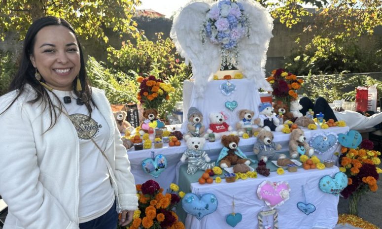 Honran madres latinas a sus bebés fallecidos con un altar en Oakland