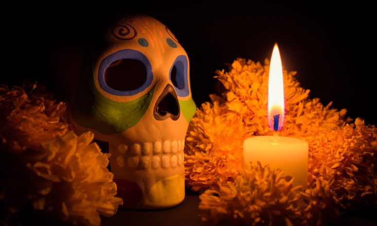 Entre velas y flores blancas, regresan los que se fueron sin avisar